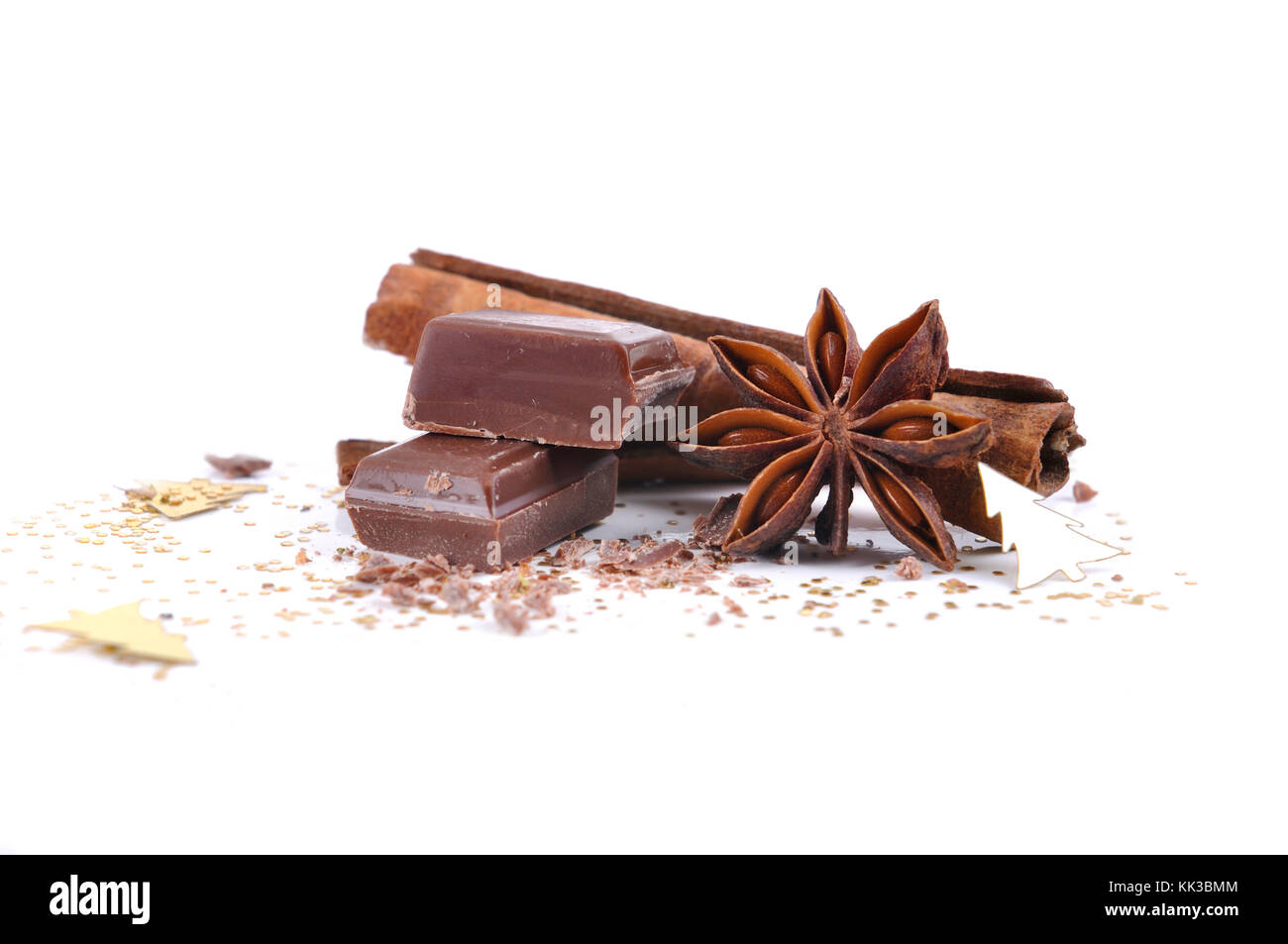Morceau de chocolat, un anis cannelle en confetti et fond blanc Banque D'Images