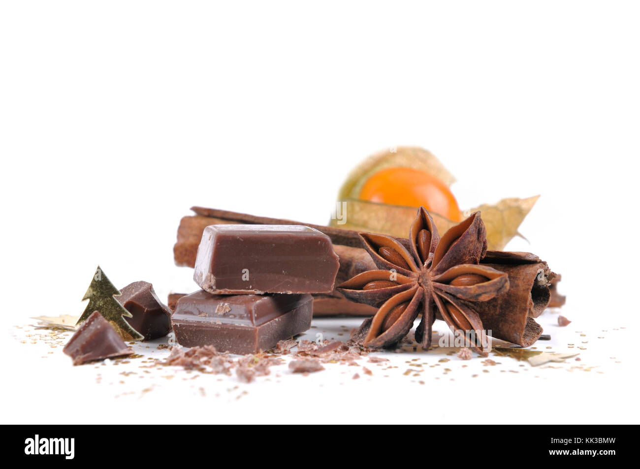 Morceau de chocolat, l'anis, la cannelle et les fruits de physalis en confetti et fond blanc Banque D'Images