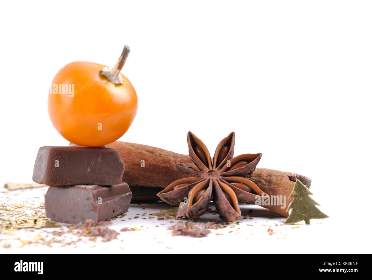 Fruits de physalis sur morceau de chocolat à l'anis, la cannelle et les cookies sur fond blanc Banque D'Images