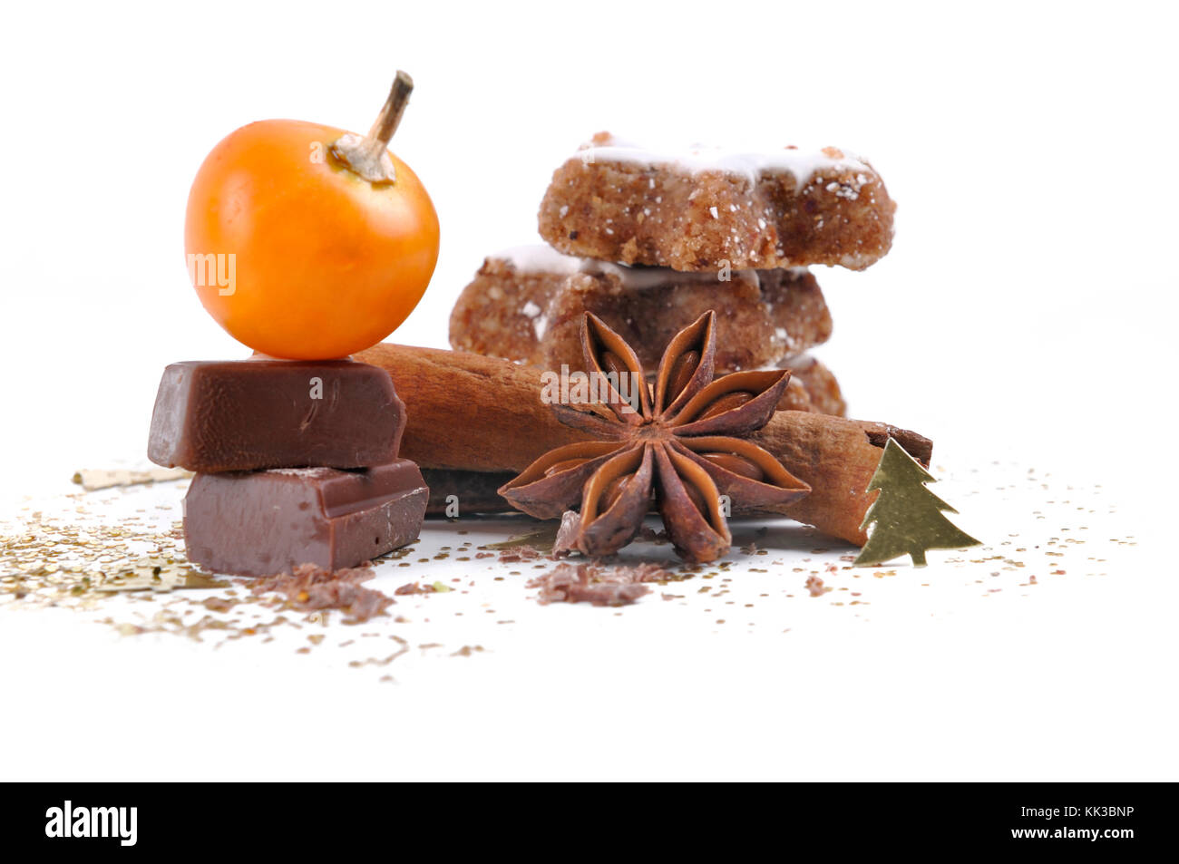 Fruits de physalis sur morceau de chocolat à l'anis, la cannelle et les cookies sur fond blanc Banque D'Images