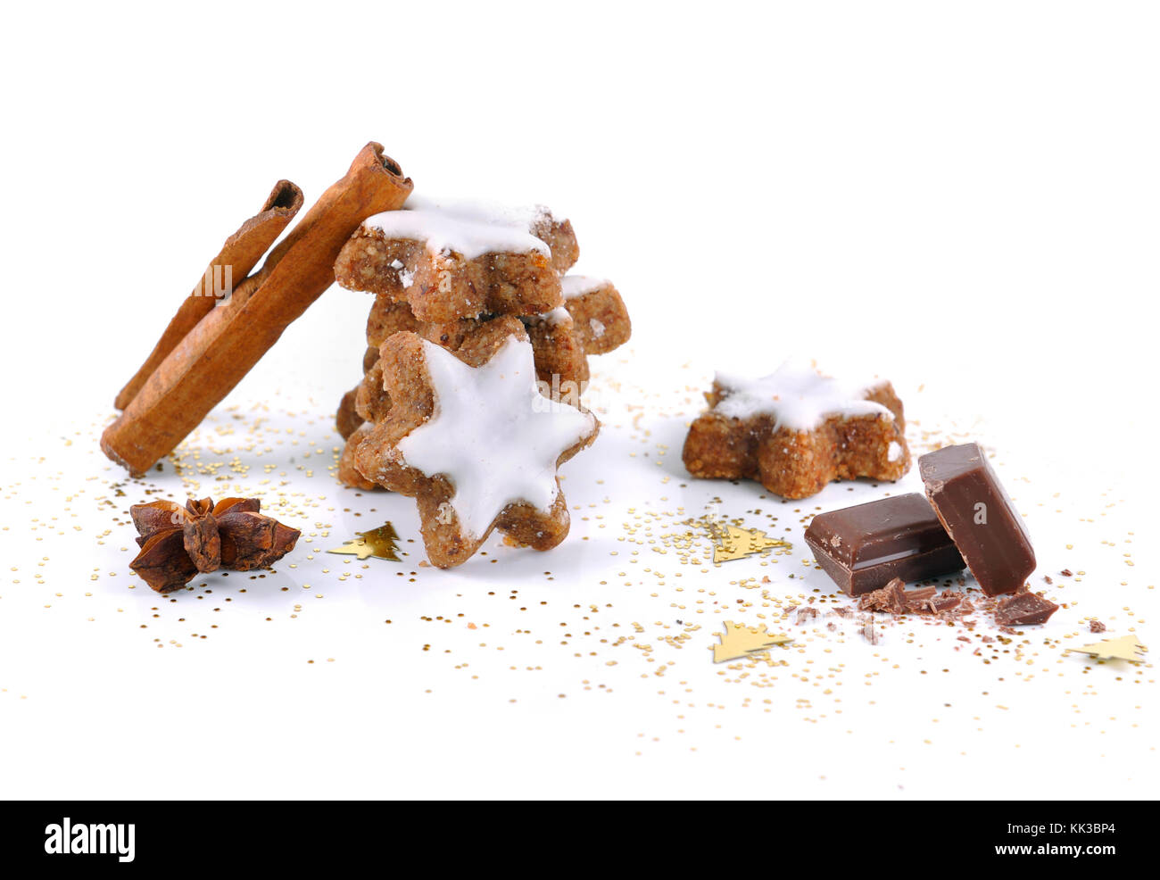Les cookies dans la cannelle avec chocolat et anis sur fond blanc Banque D'Images
