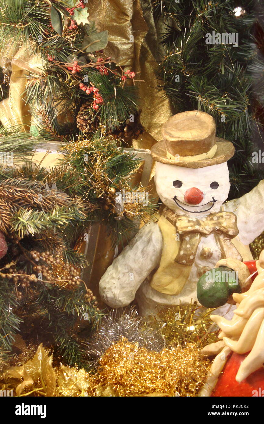 Décorations de table de Noël avec bonhomme de neige, houx, pommes de pin, de cèdre et de cyprès le gui, les ressorts à lames de Juniper Banque D'Images