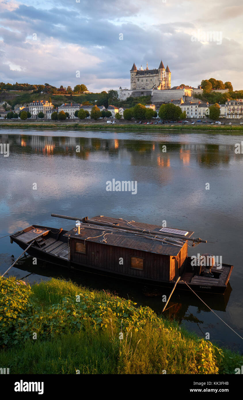 Un Cabanee traditionnel en bois bateau amarré sur la Loire dans la ville historique de Saumur dans la vallée de la Loire en France. Banque D'Images