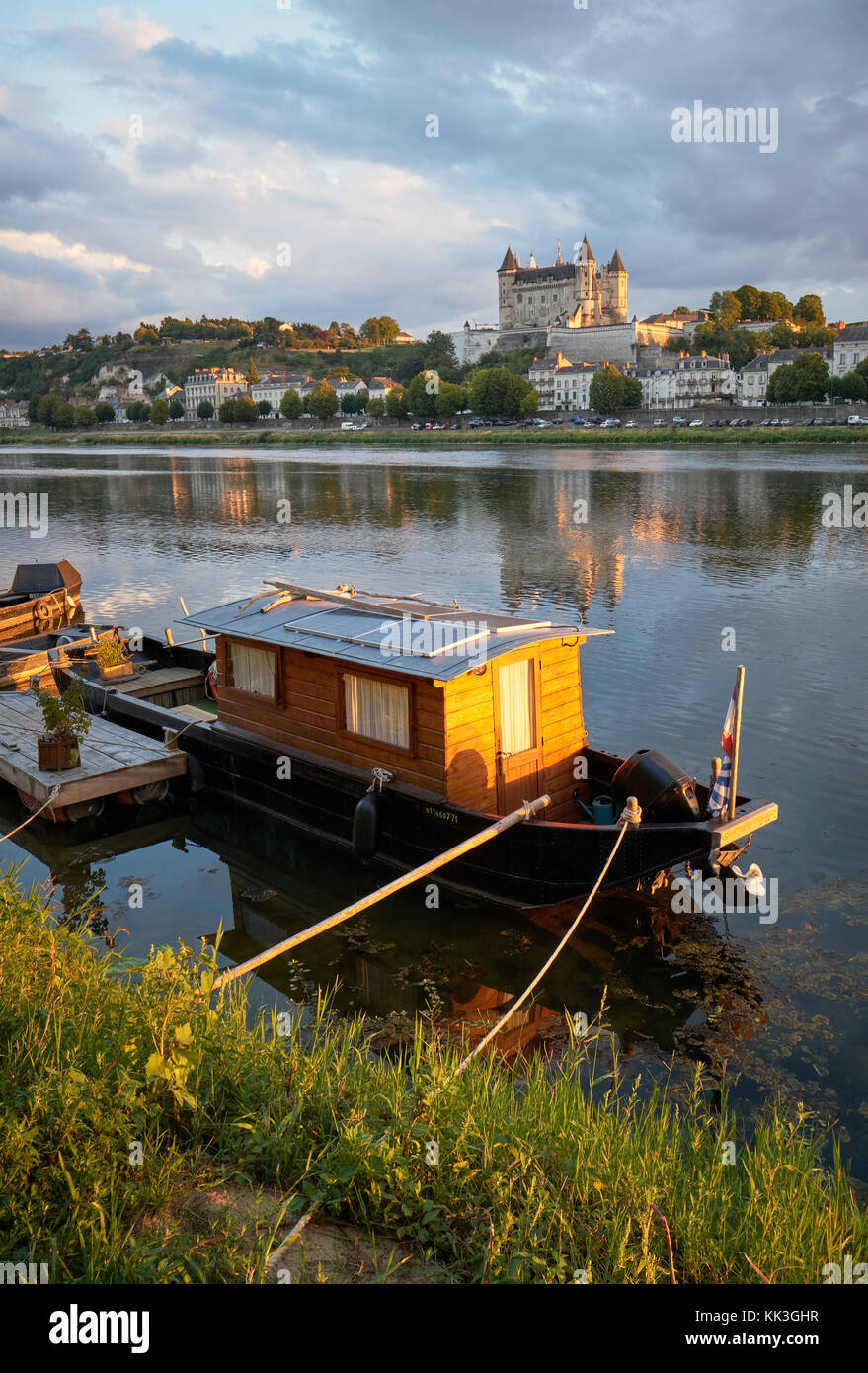 Un Cabanee traditionnel en bois bateau amarré sur la Loire dans la ville historique de Saumur dans la vallée de la Loire en France. Banque D'Images