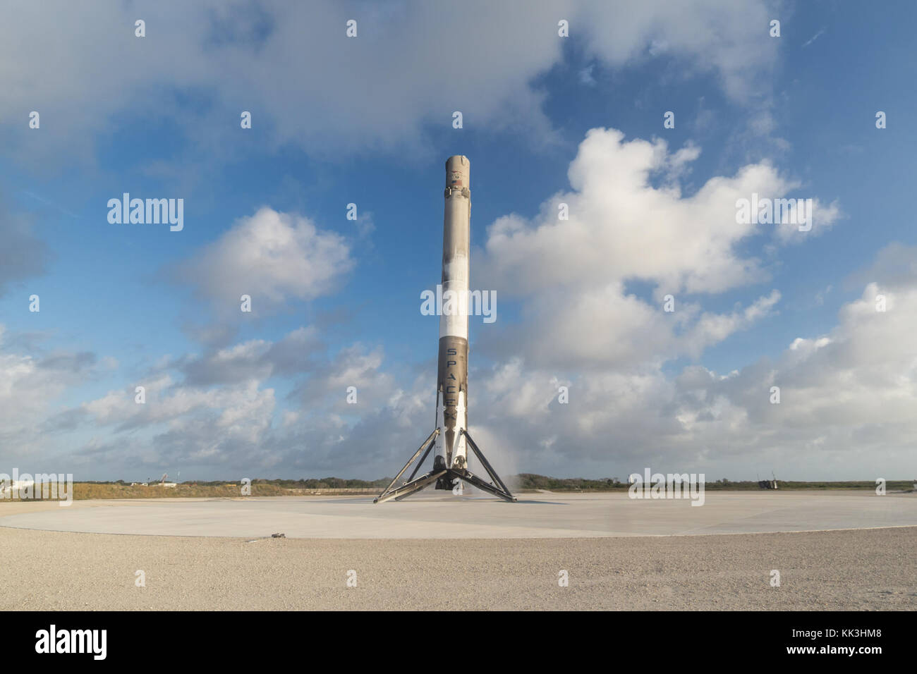 SpaceX Falcon 9 et la fusée de lancement spatial Dragon lancé à partir de 40 au complexe aérienne de Cap Canaveral, en Floride, pour leur quatrième réapprovisionnement commerciale officielle (CRS) à la mission du laboratoire en orbite le dimanche 21 septembre à 1:52am EDT. Dragon est revenu sur Terre avec un parachute splashdown assistée au large de la côte de Californie du Sud le 25 octobre. Dragon est le seul les engins en service capable de renvoyer une quantité significative de l'approvisionnement jusqu'à la terre, y compris les expériences. Banque D'Images