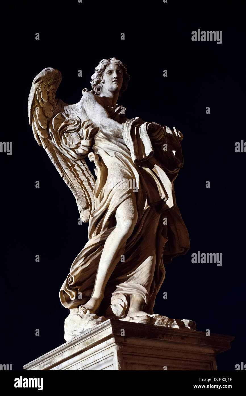 Ange avec vêtement et dés, sculpture de Paolo Naldini sur le pont Saint Ange (Ponte Sant'Angelo) la nuit. Vue rapprochée, angle bas. Rome Italie Europe Banque D'Images