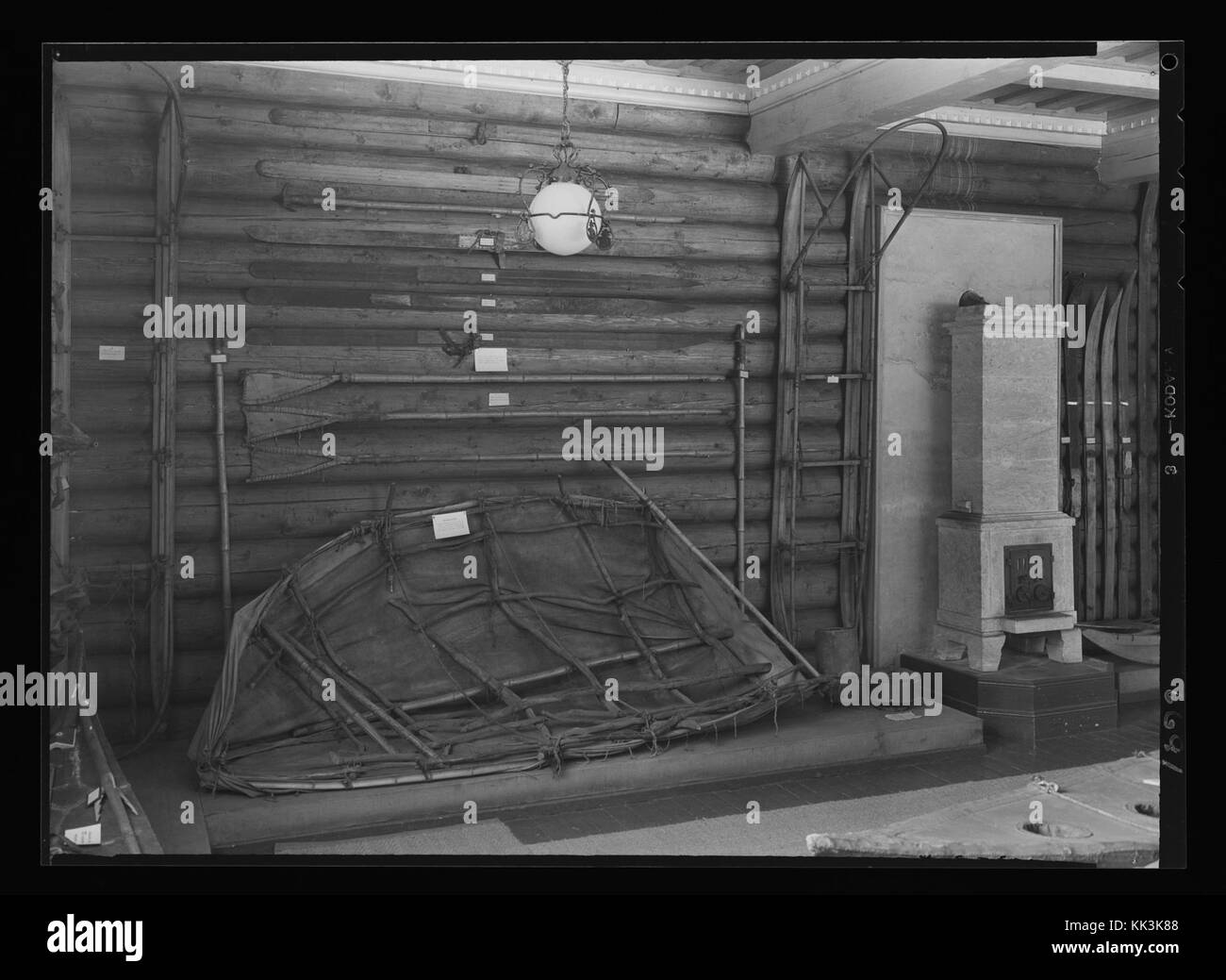 Cette image du Skimuseet en Norvège, prise le 3 mai 2016, présente des artefacts et des expositions liés à l'histoire du ski. Le musée présente des équipements, des photos historiques et des informations sur le développement du sport. Banque D'Images