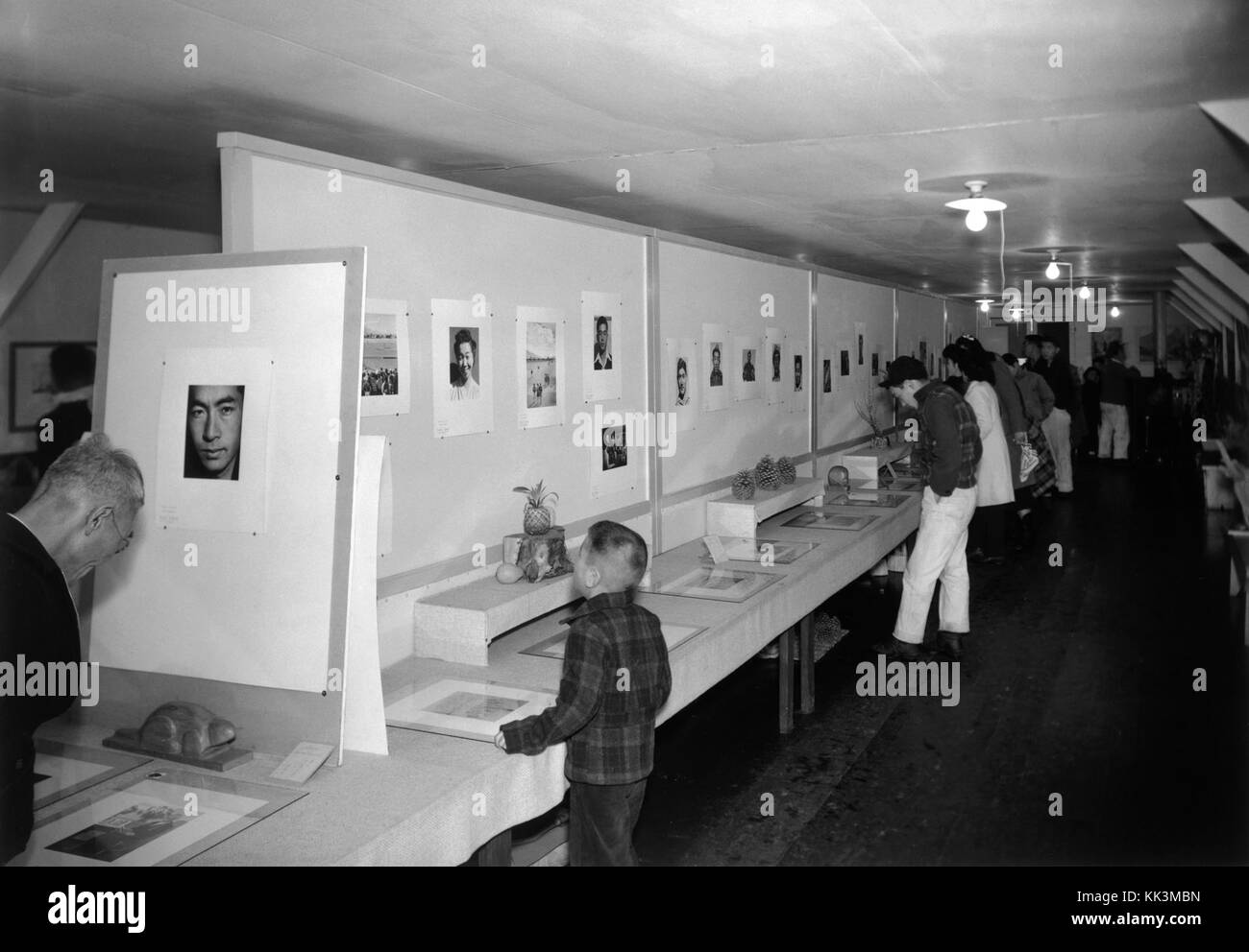 Ansel Adams, réputé pour ses photographies de paysages en noir et blanc, est présenté dans cette exposition présentant ses œuvres emblématiques. La collection met en lumière ses contributions à la photographie américaine et à la sensibilisation à l'environnement, en se concentrant sur les paysages naturels. Banque D'Images