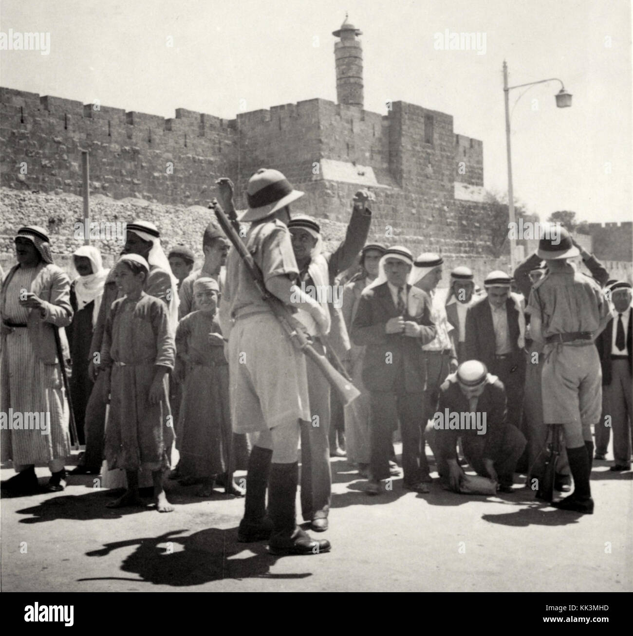 Round up de la police et à la recherche de la porte de Jaffa. LC DIG ppmsca 1741600175 Banque D'Images