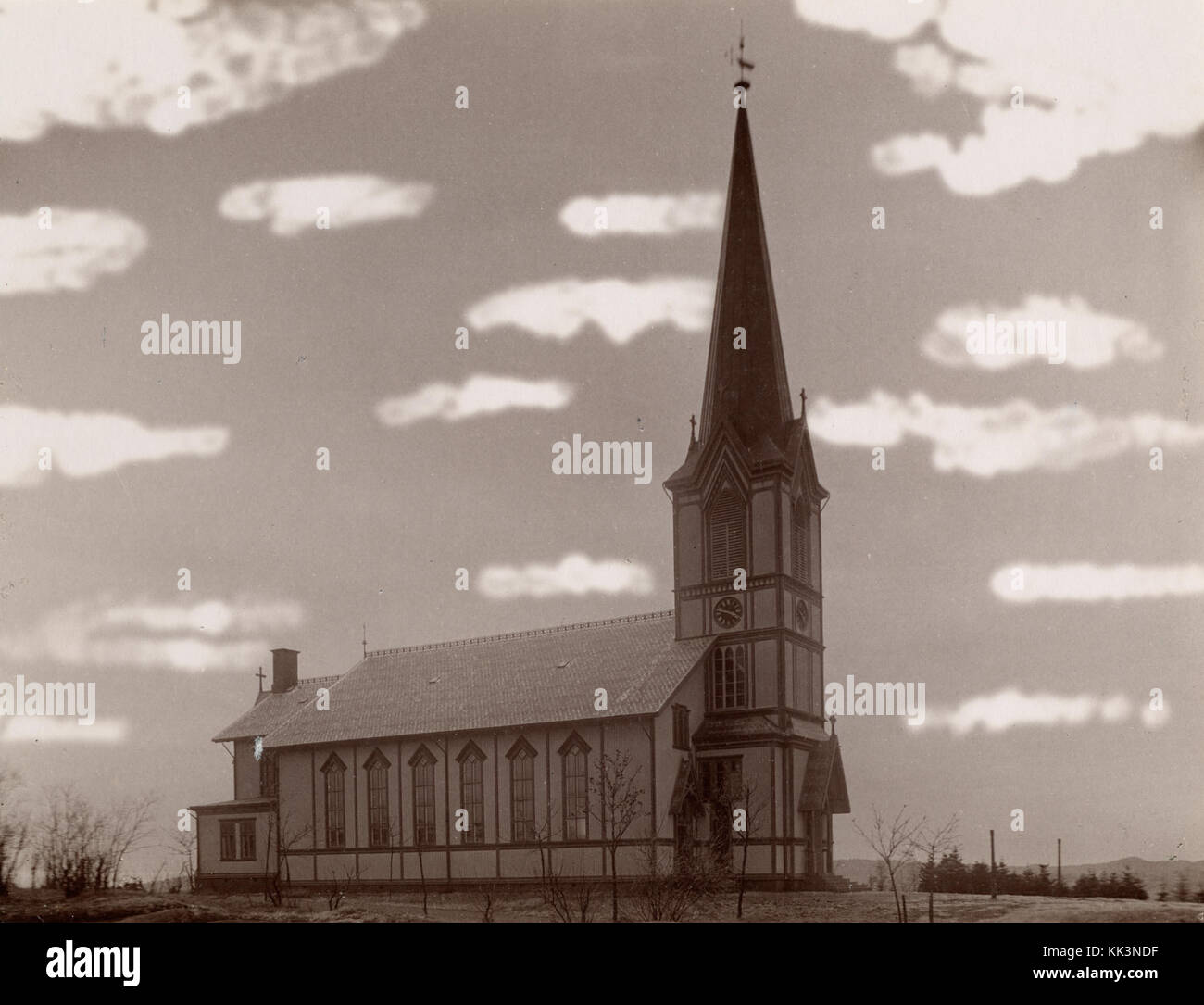 Une illustration de l'église de Lillesand à Aust Agder, Norvège, mettant en évidence l'architecture historique et l'extérieur de l'église, à partir d'un manuel d'archives ou d'une ressource historique. Banque D'Images