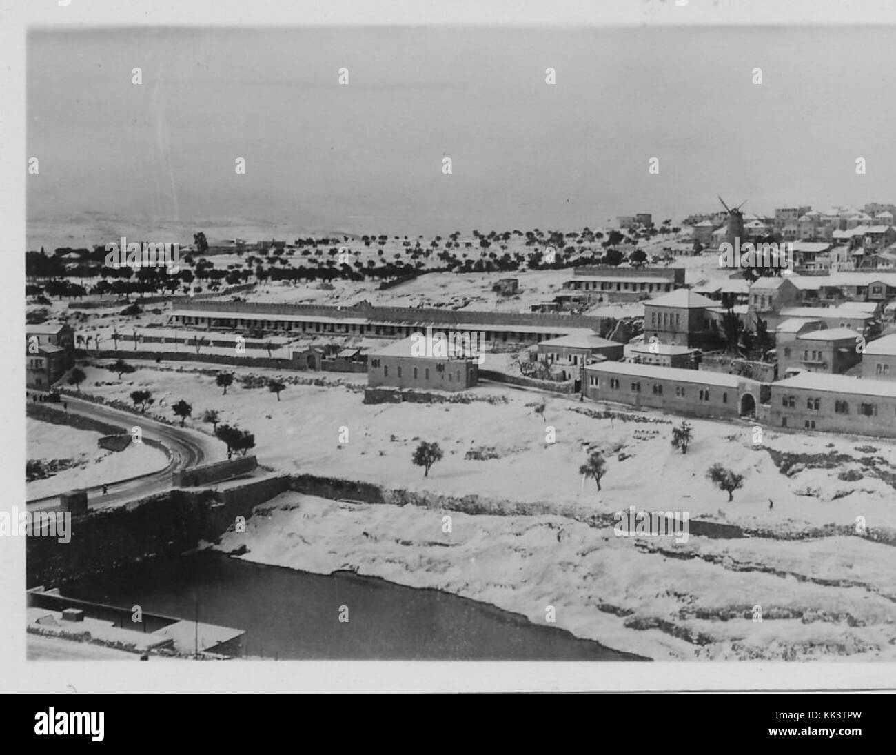 La photo représente Yemin Moshe, un quartier historique de Jérusalem, couvert de neige, mettant en valeur l'architecture unique et le charme de la région. Banque D'Images
