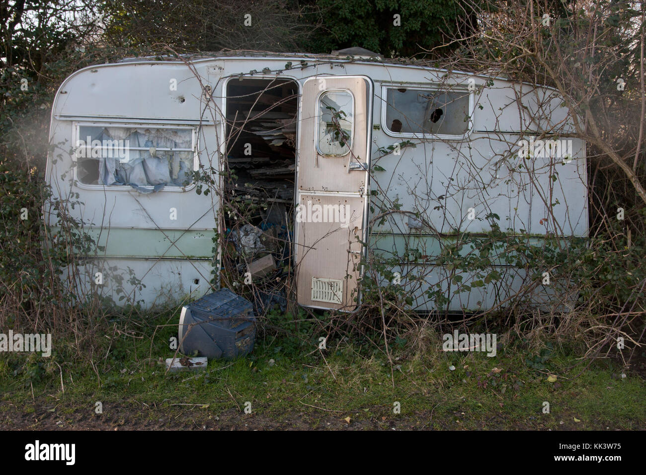 Vieux abandonnés caravane pleine de détritus, Angleterre Banque D'Images