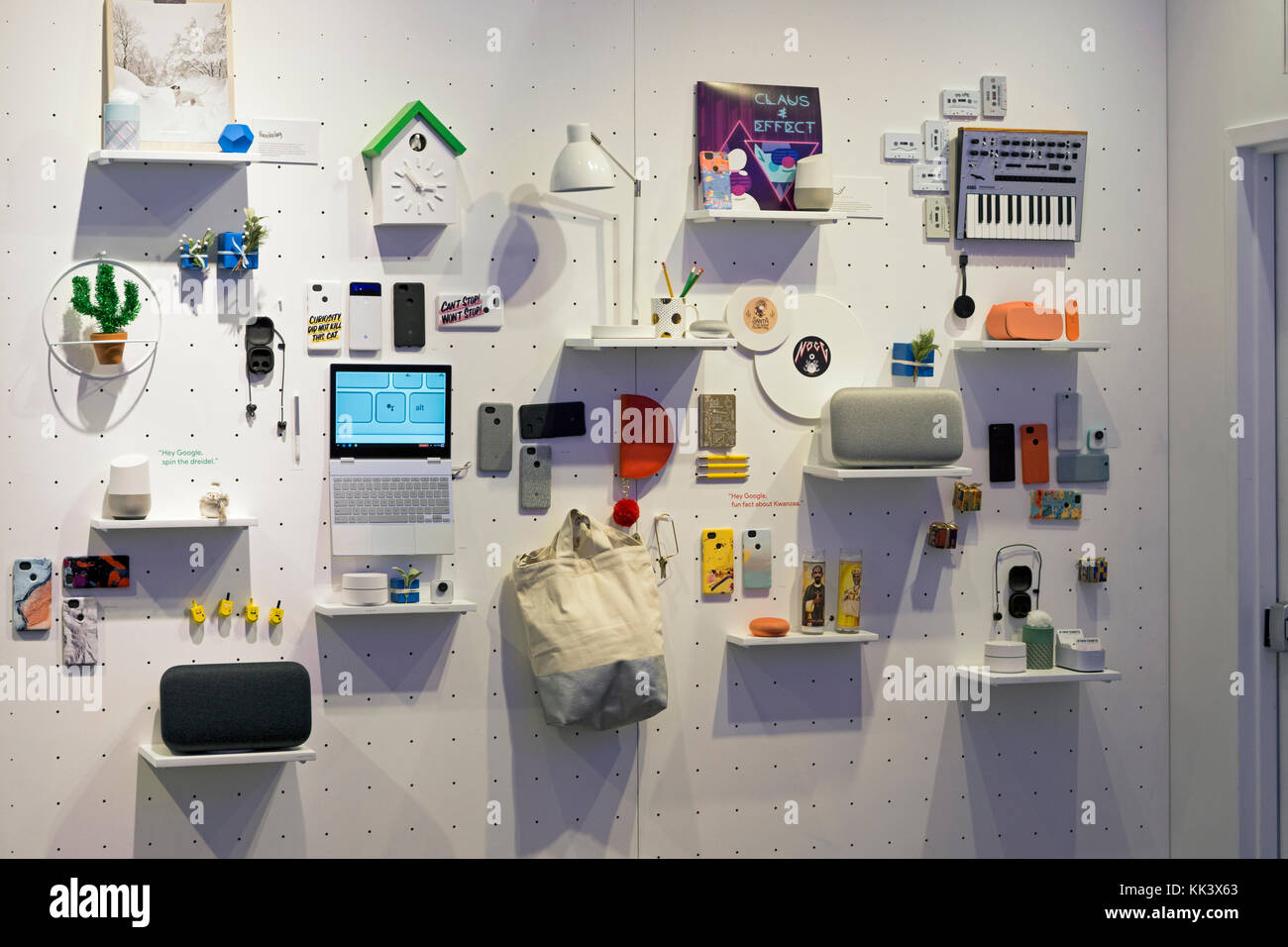 Divers produits de haute technologie affiche à l'intérieur du pop up store de Google sur la Cinquième Avenue à Manhattan, New York City Banque D'Images