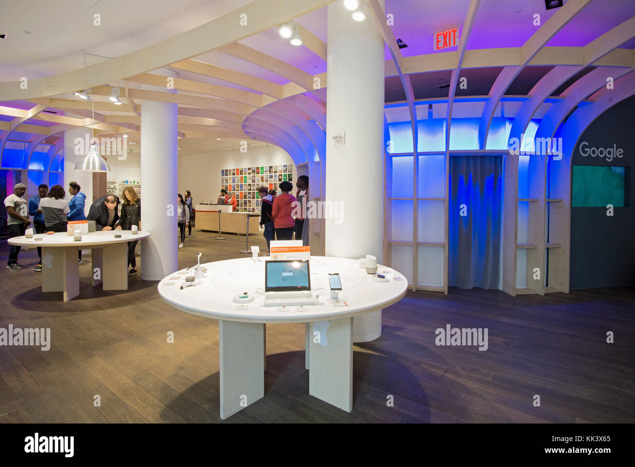 Une large vue de l'intérieur de la pop up store de Google sur la Cinquième Avenue à Manhattan, New York City Banque D'Images
