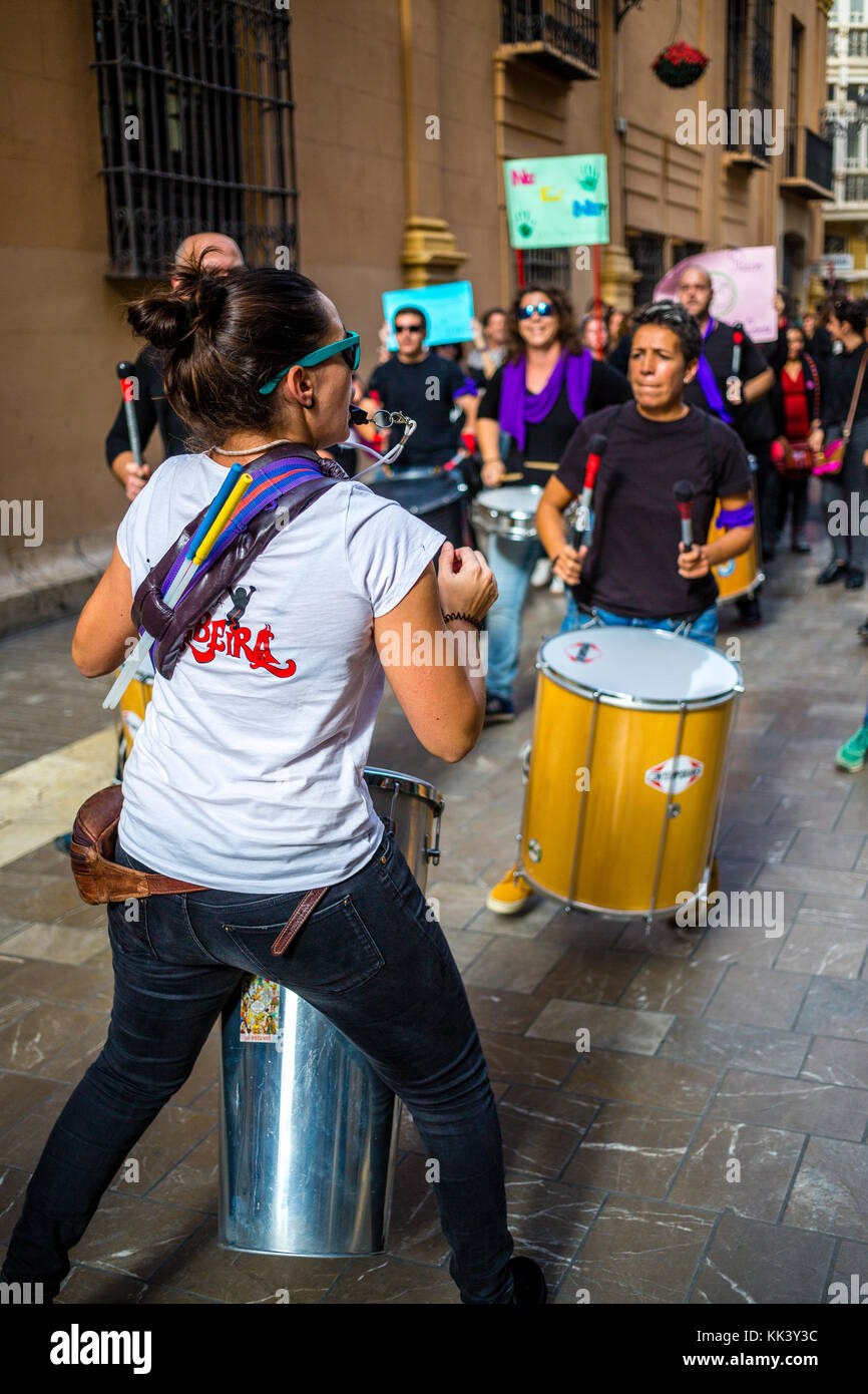 marche de protestation à Malaga en Espagne. Organisé dans le cadre de la Journée internationale des Nations Unies pour l'élimination de la violence à l'égard des femmes le 25 novembre 2017 Banque D'Images