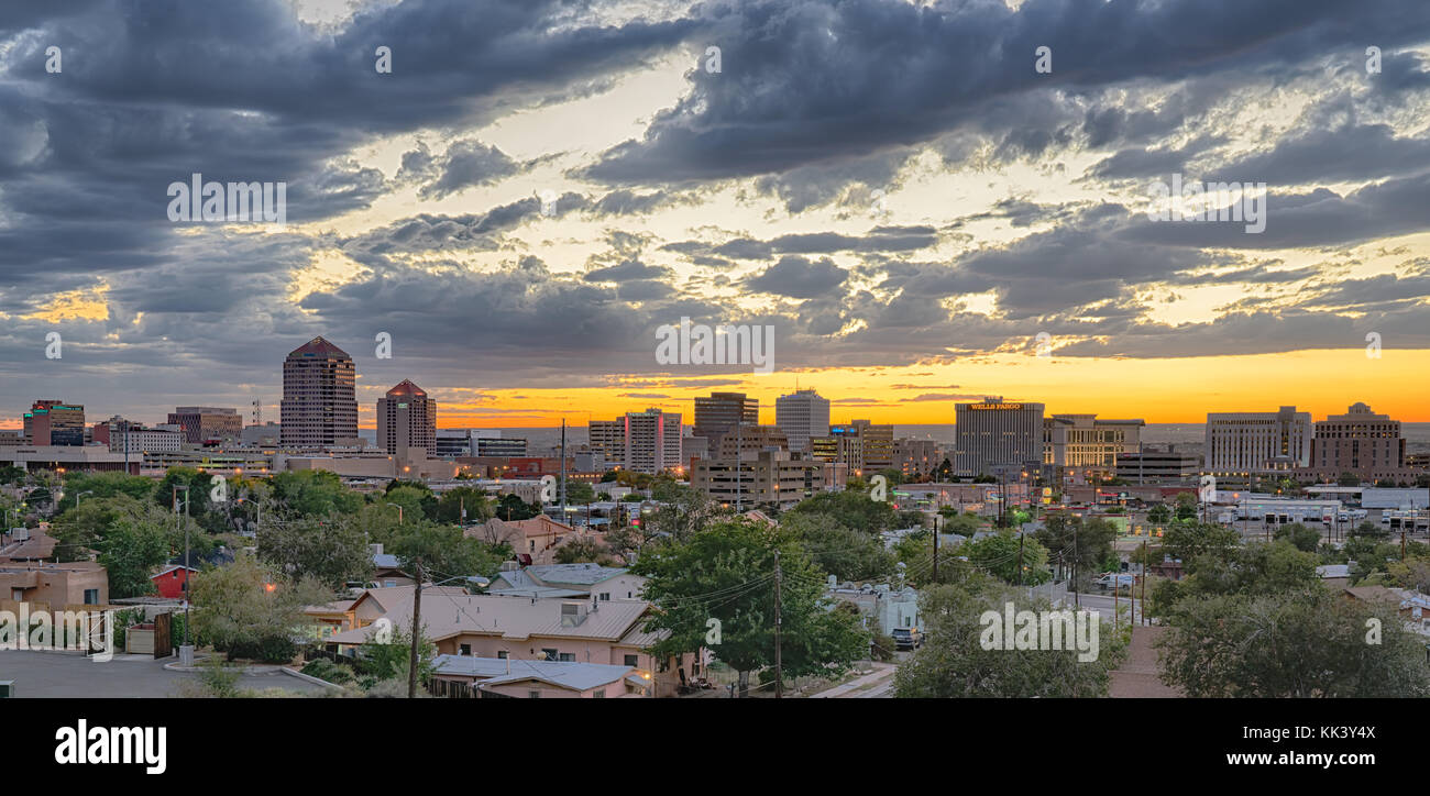 Albuquerque, NM - 12 octobre : Albuquerque, Nouveau Mexique skyline at sunset le 12 octobre 2017 Banque D'Images