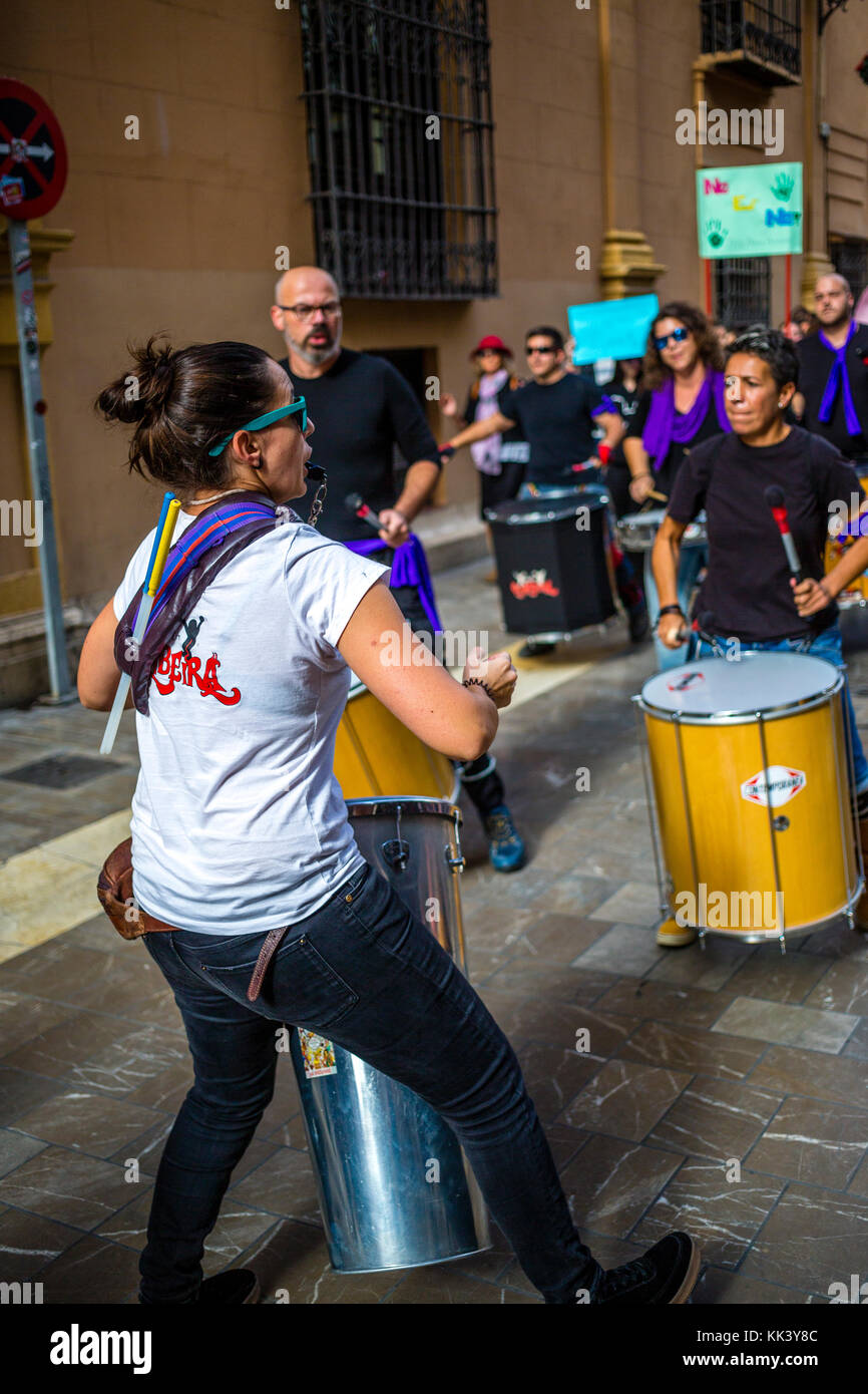 marche de protestation à Malaga en Espagne. Organisé dans le cadre de la Journée internationale des Nations Unies pour l'élimination de la violence à l'égard des femmes le 25 novembre 2017 Banque D'Images