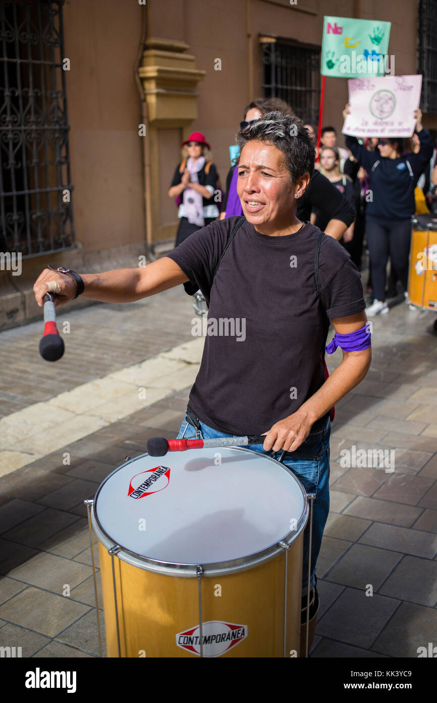 marche de protestation à Malaga en Espagne. Organisé dans le cadre de la Journée internationale des Nations Unies pour l'élimination de la violence à l'égard des femmes le 25 novembre 2017 Banque D'Images