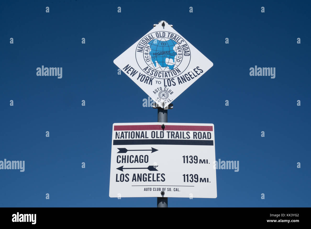 ADRIAN, TX - 12 OCTOBRE : marqueur intermédiaire entre Chicago et Los Angeles le long de la route 66 au Texas le 12 octobre 2017 Banque D'Images