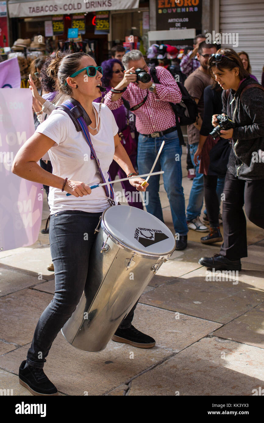 marche de protestation à Malaga en Espagne. Organisé dans le cadre de la Journée internationale des Nations Unies pour l'élimination de la violence à l'égard des femmes le 25 novembre 2017 Banque D'Images