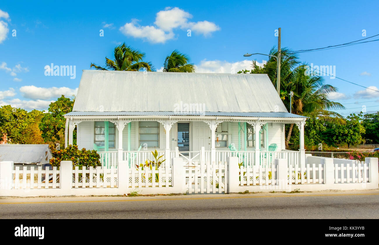Maison de style caribéen avec un toit en tôle ondulée et une véranda à George Town, Grand Cayman, Cayman Islands Banque D'Images