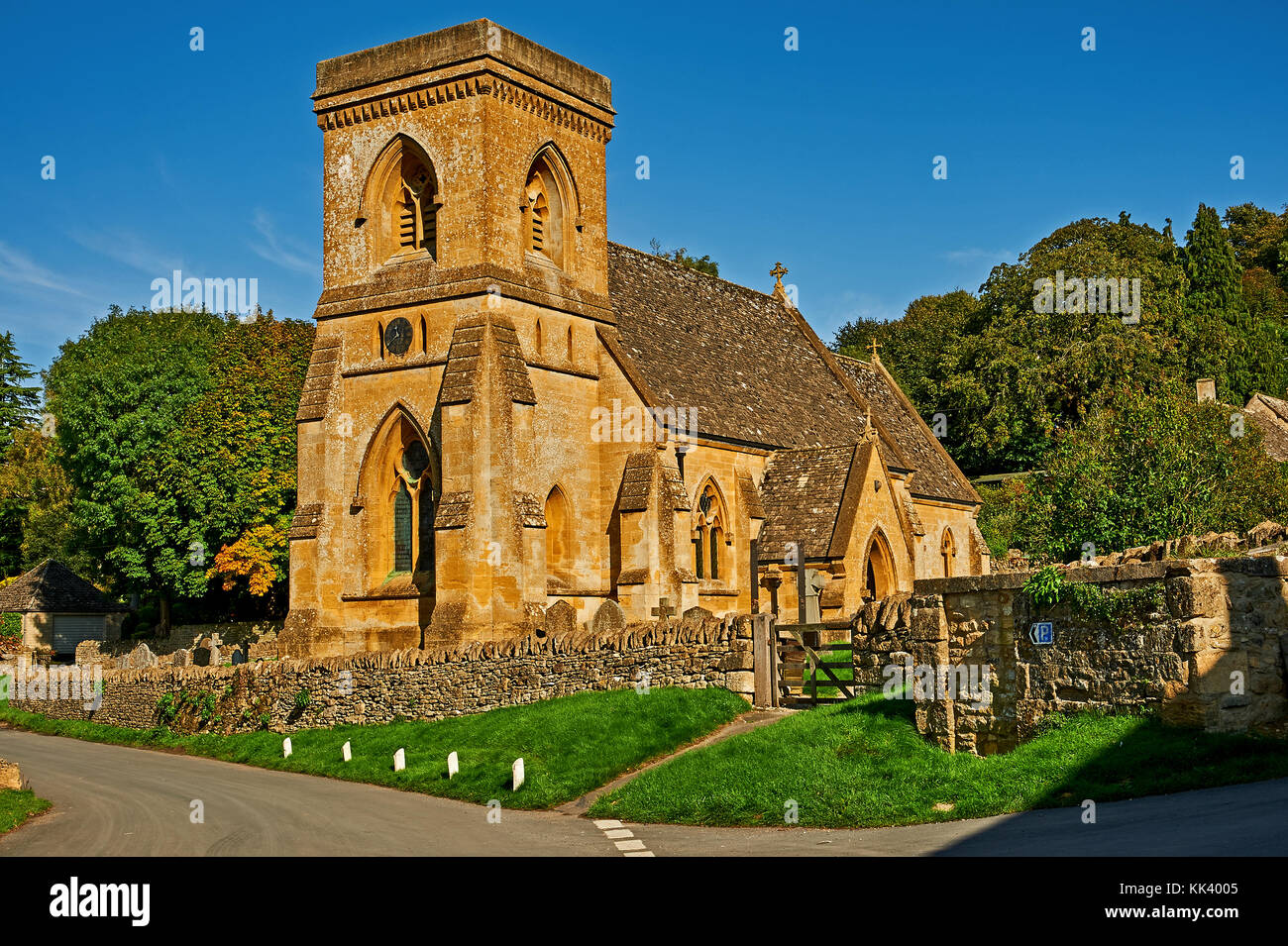 La petite église paroissiale de St Barnabas dans le village de Cotswold Snowshill sur un après-midi de fin d'été Banque D'Images