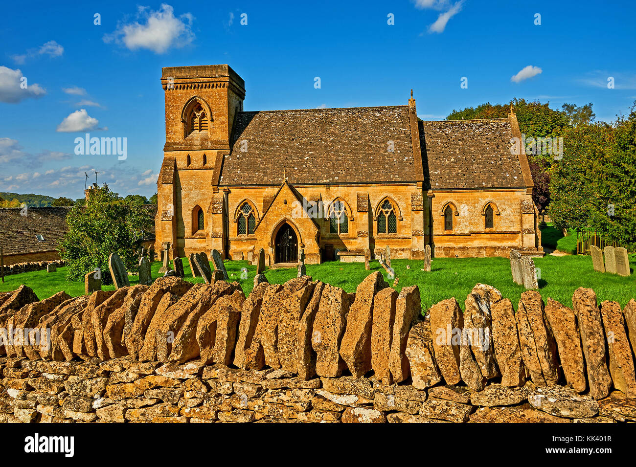La petite église paroissiale de St Barnabas dans le village de Cotswold Snowshill sur un après-midi de fin d'été Banque D'Images