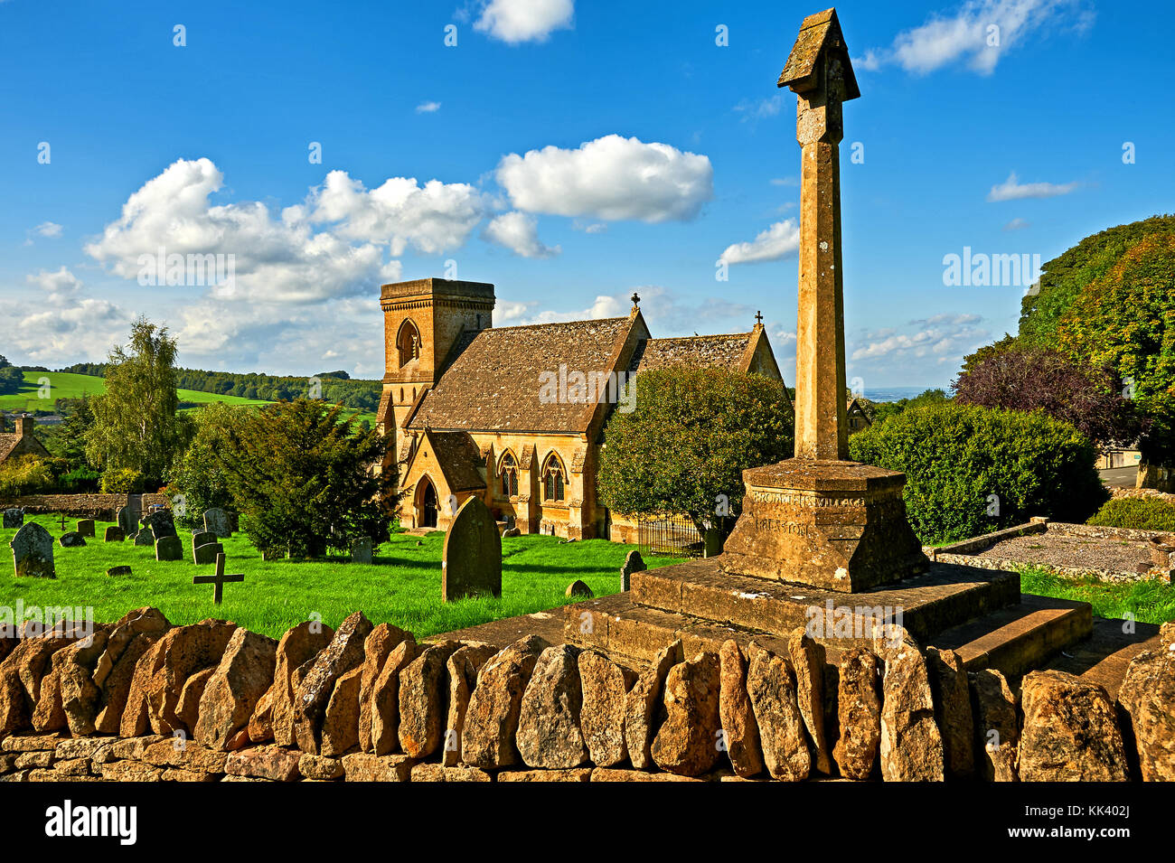 La petite église paroissiale de St Barnabas dans le village de Cotswold Snowshill sur un après-midi de fin d'été Banque D'Images