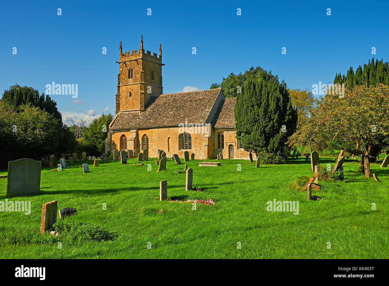 La petite église paroissiale de St George, dans le village de Cotswold sur un Didbrook la fin de l'après-midi d'été Banque D'Images