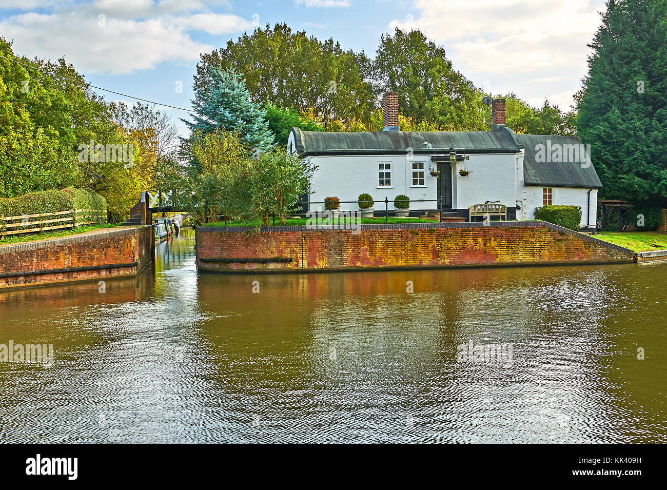 Kingswood Junction, Lapworth sur la Stratford upon Avon Canal avec un toit blanc canon clos lock keeper cottage, propres à ce canal. Banque D'Images