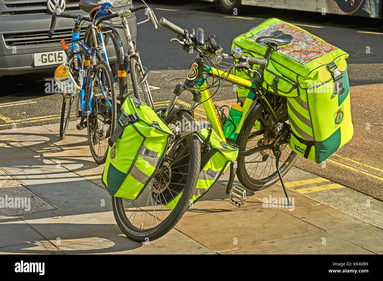 Location paramédic en stationnement sur la chaussée dans le centre de Londres Banque D'Images