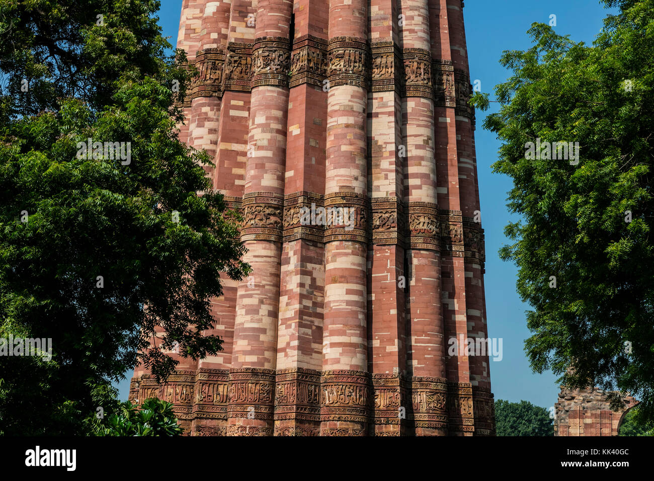 Le Qutb Minar tour fait partie d'un site de l'UNESCO et a été construit au 12ème siècle - QUTB COPLEX, NEW DELHI, INDE Banque D'Images