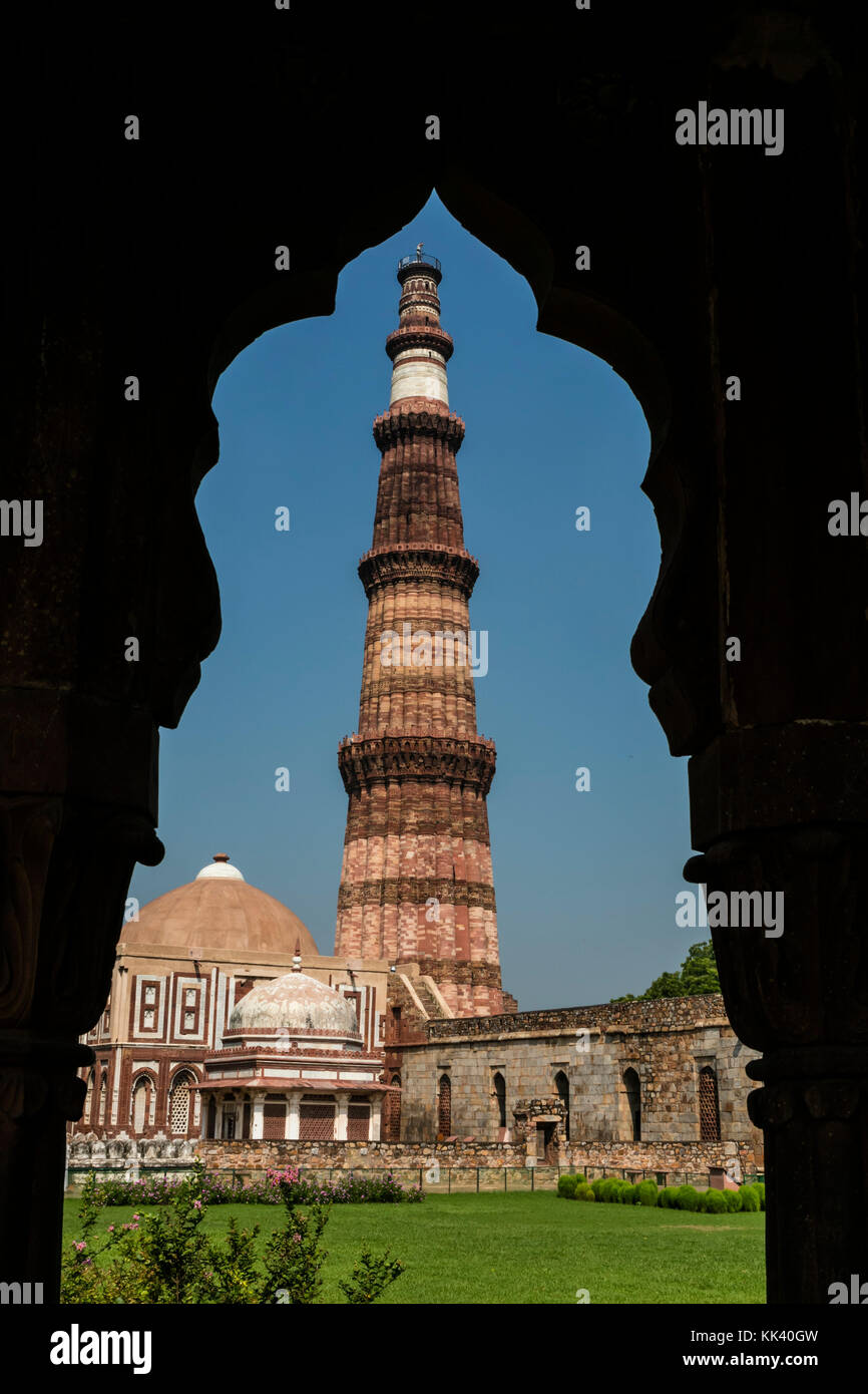 Le Qutb Minar tour fait partie d'un site de l'UNESCO et a été construit au 12ème siècle - QUTB COPLEX, NEW DELHI, INDE Banque D'Images