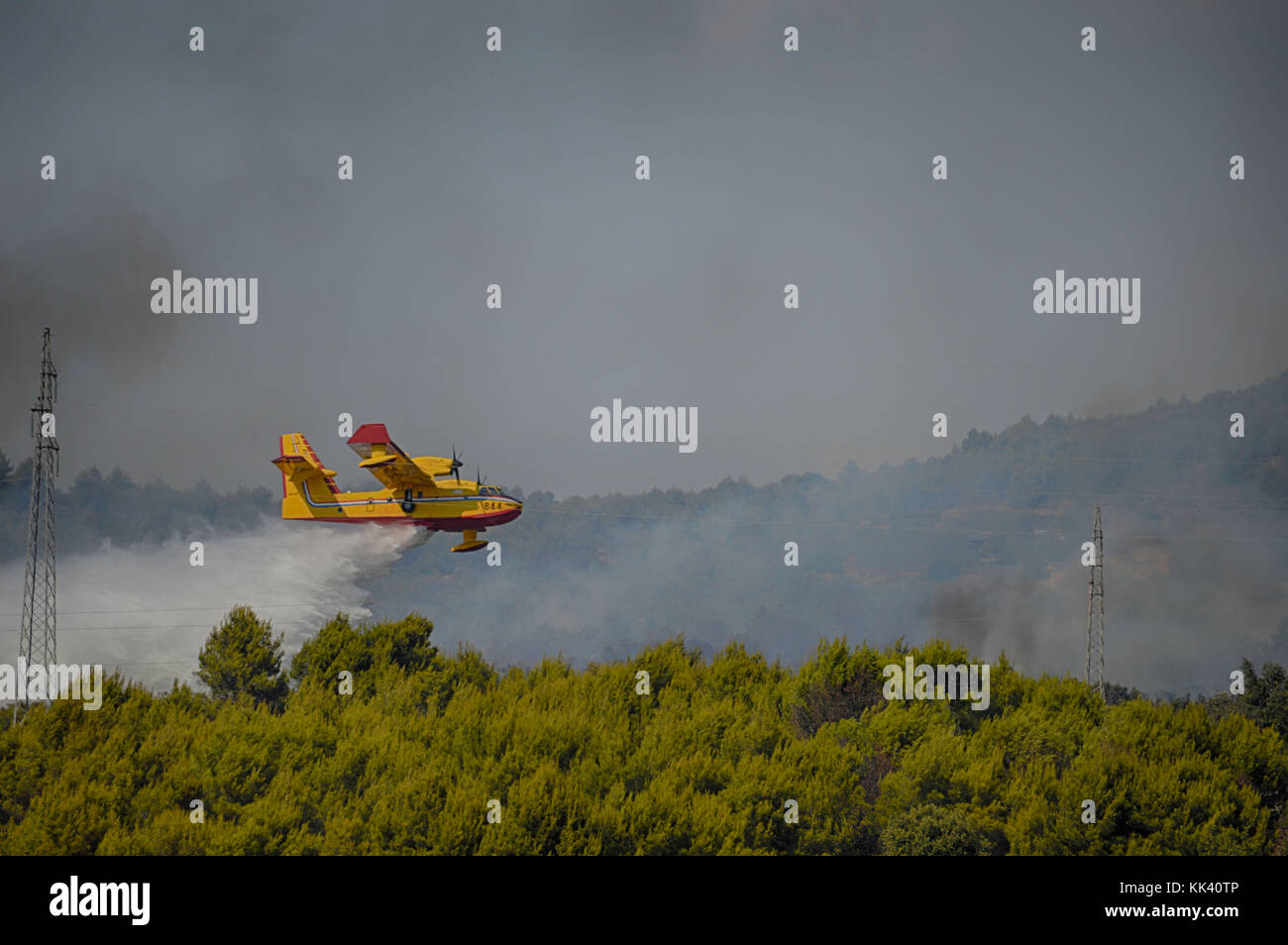 Canadair CL415 AF croate de lutte contre l'incendie de forêt près de Superscooper Srima, Šibenik, Croatie Banque D'Images