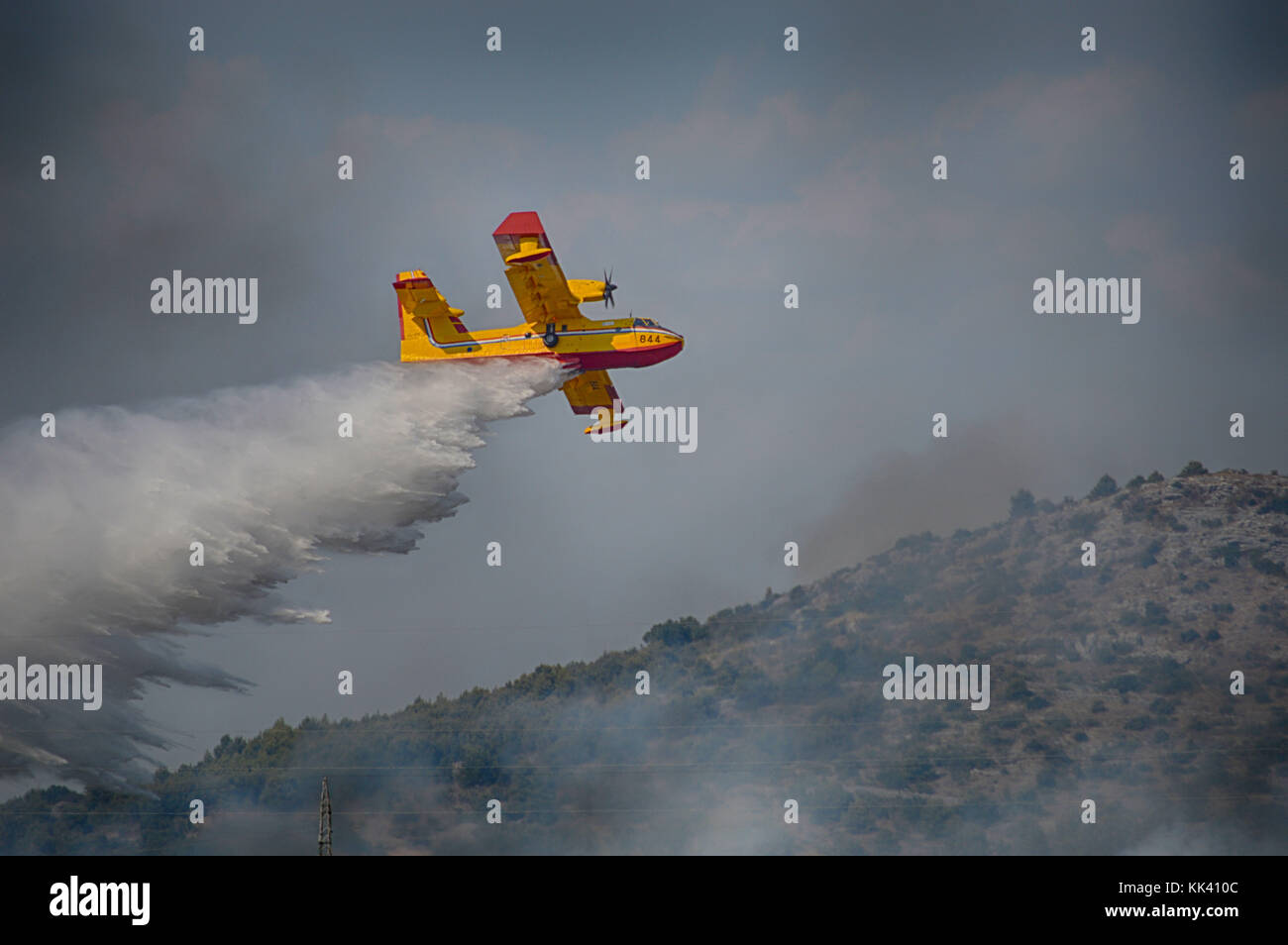Canadair CL415 AF croate de lutte contre l'incendie de forêt près de Superscooper Srima, Šibenik, Croatie Banque D'Images
