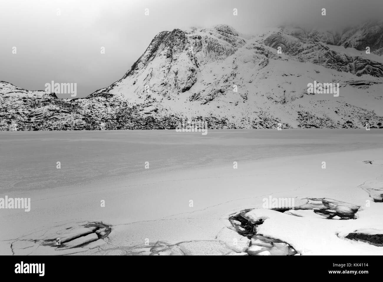 Lac storvatnet devant le paysage de la montagne sur l'île de Lofoten flakstadoy en hiver. Banque D'Images