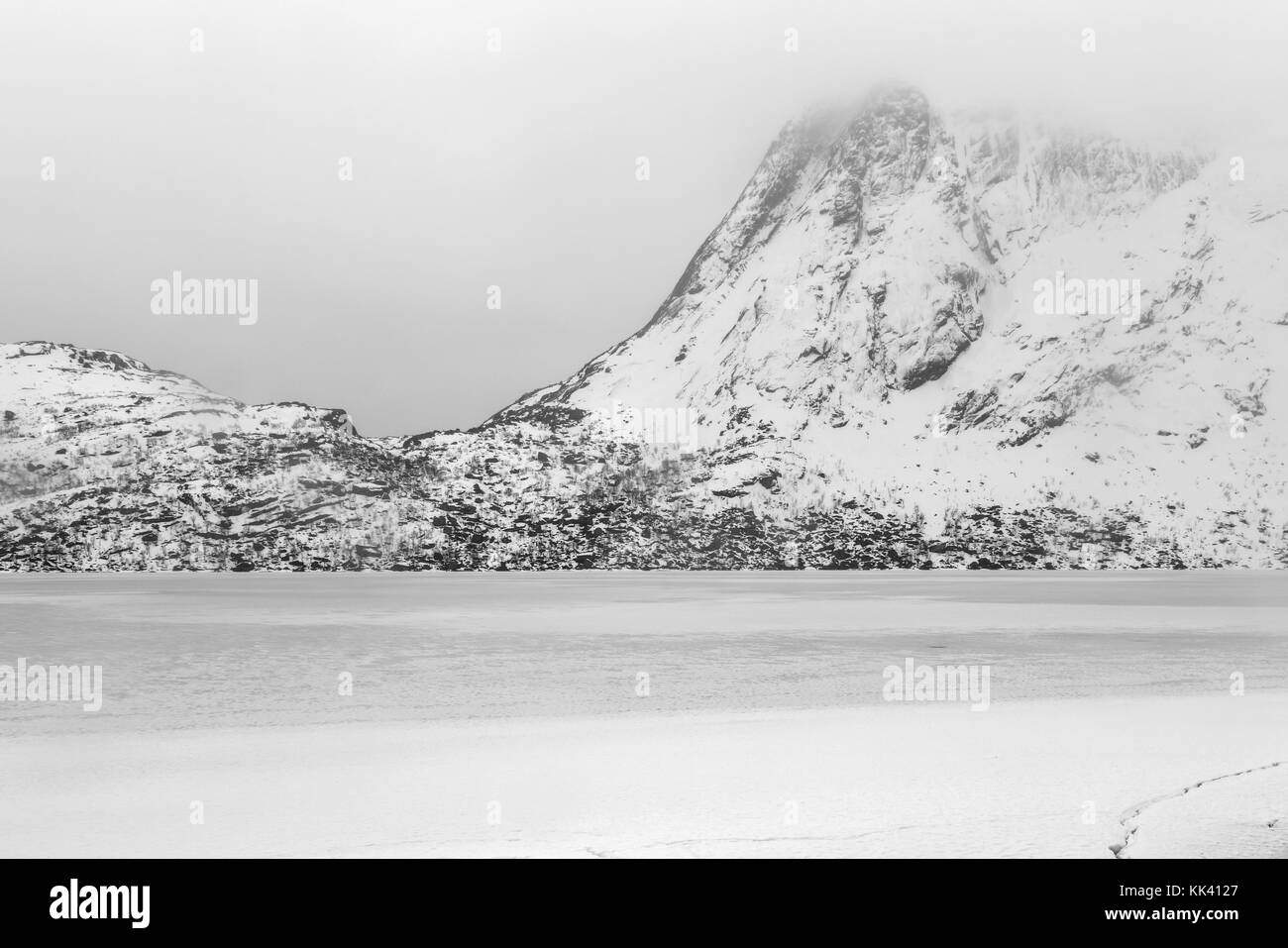 Lac storvatnet devant le paysage de la montagne sur l'île de Lofoten flakstadoy en hiver. Banque D'Images