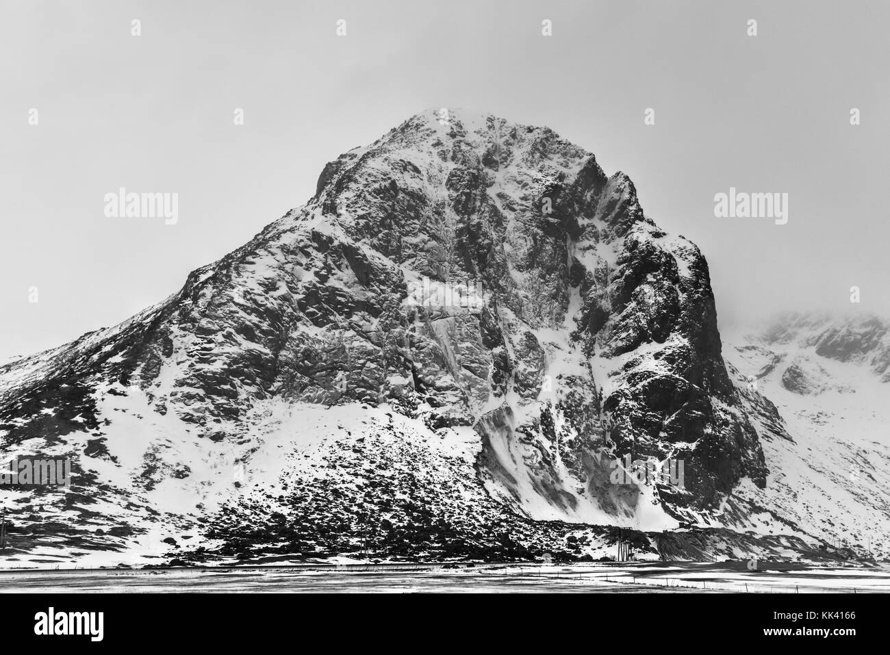 Flakstadoya dans l'îles Lofoten, norvège en hiver sur un jour nuageux. Banque D'Images