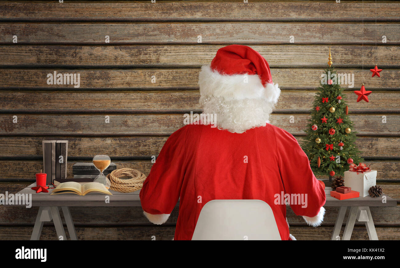 Santa travailler sur son bureau. Les décorations de Noël, et des outils à côté. Banque D'Images