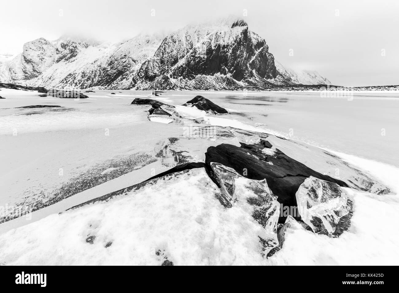 Superbe plage de galets de eggum, îles Lofoten, Norvège, de l'Arctique, en Scandinavie, en Europe sur un ciel nuageux, journée d'hiver. Banque D'Images