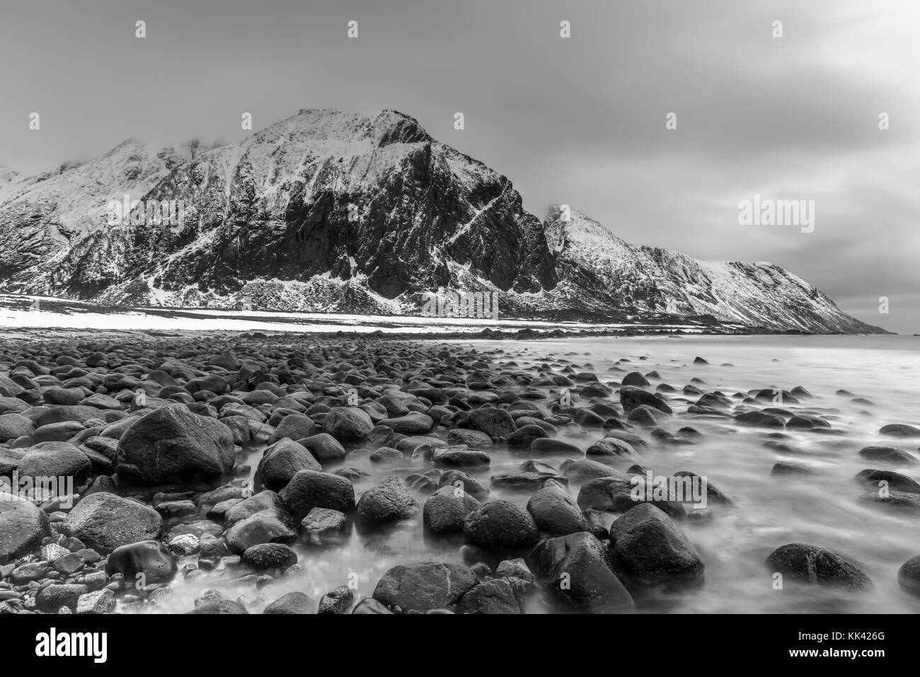 Superbe plage de galets de eggum, îles Lofoten, Norvège, de l'Arctique, en Scandinavie, en Europe sur un ciel nuageux, journée d'hiver. Banque D'Images