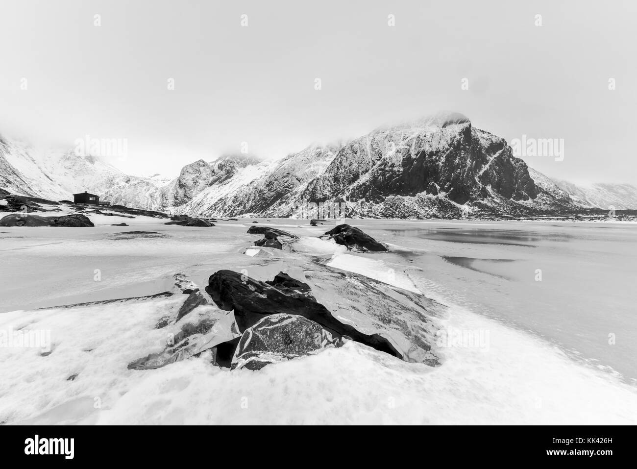 Superbe plage de galets de eggum, îles Lofoten, Norvège, de l'Arctique, en Scandinavie, en Europe sur un ciel nuageux, journée d'hiver. Banque D'Images