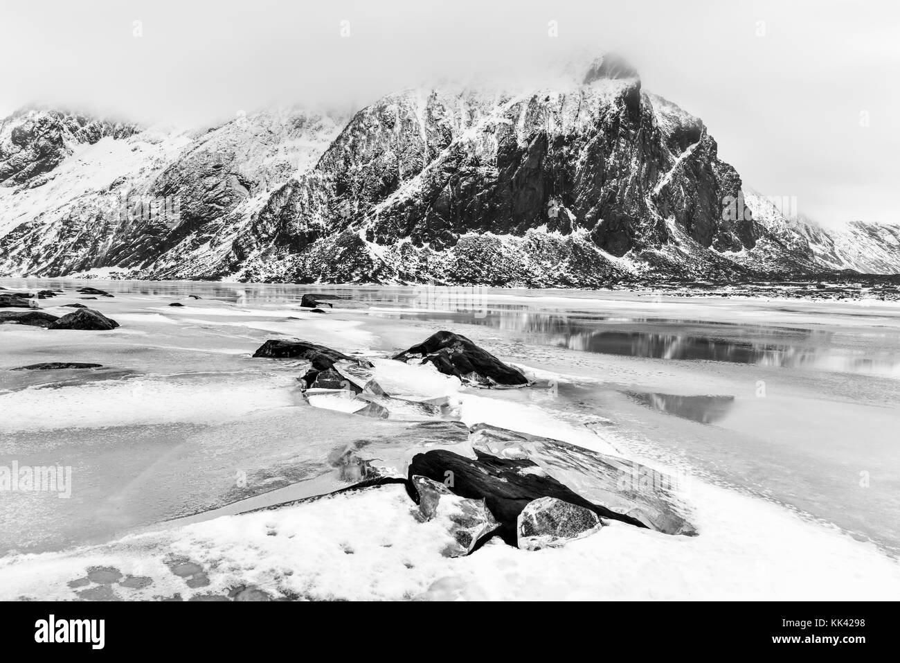 Superbe plage de galets de eggum, îles Lofoten, Norvège, de l'Arctique, en Scandinavie, en Europe sur un ciel nuageux, journée d'hiver. Banque D'Images