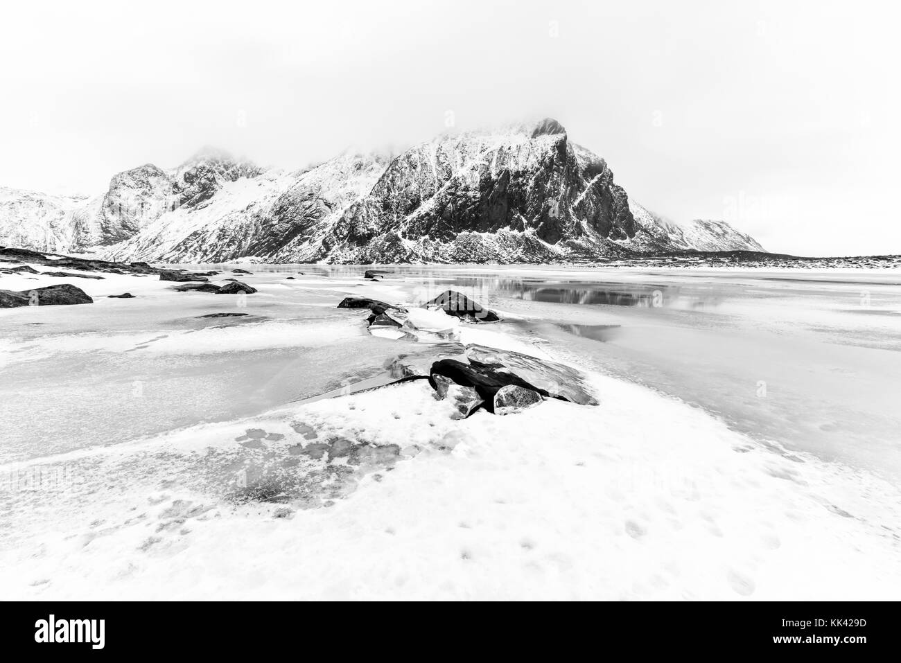 Superbe plage de galets de eggum, îles Lofoten, Norvège, de l'Arctique, en Scandinavie, en Europe sur un ciel nuageux, journée d'hiver. Banque D'Images