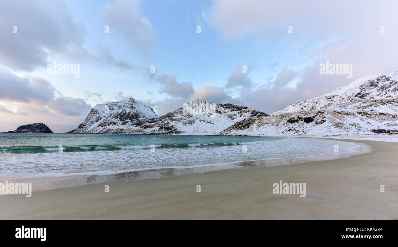 Haukland beach dans les îles Lofoten, norvège en hiver au crépuscule. Banque D'Images