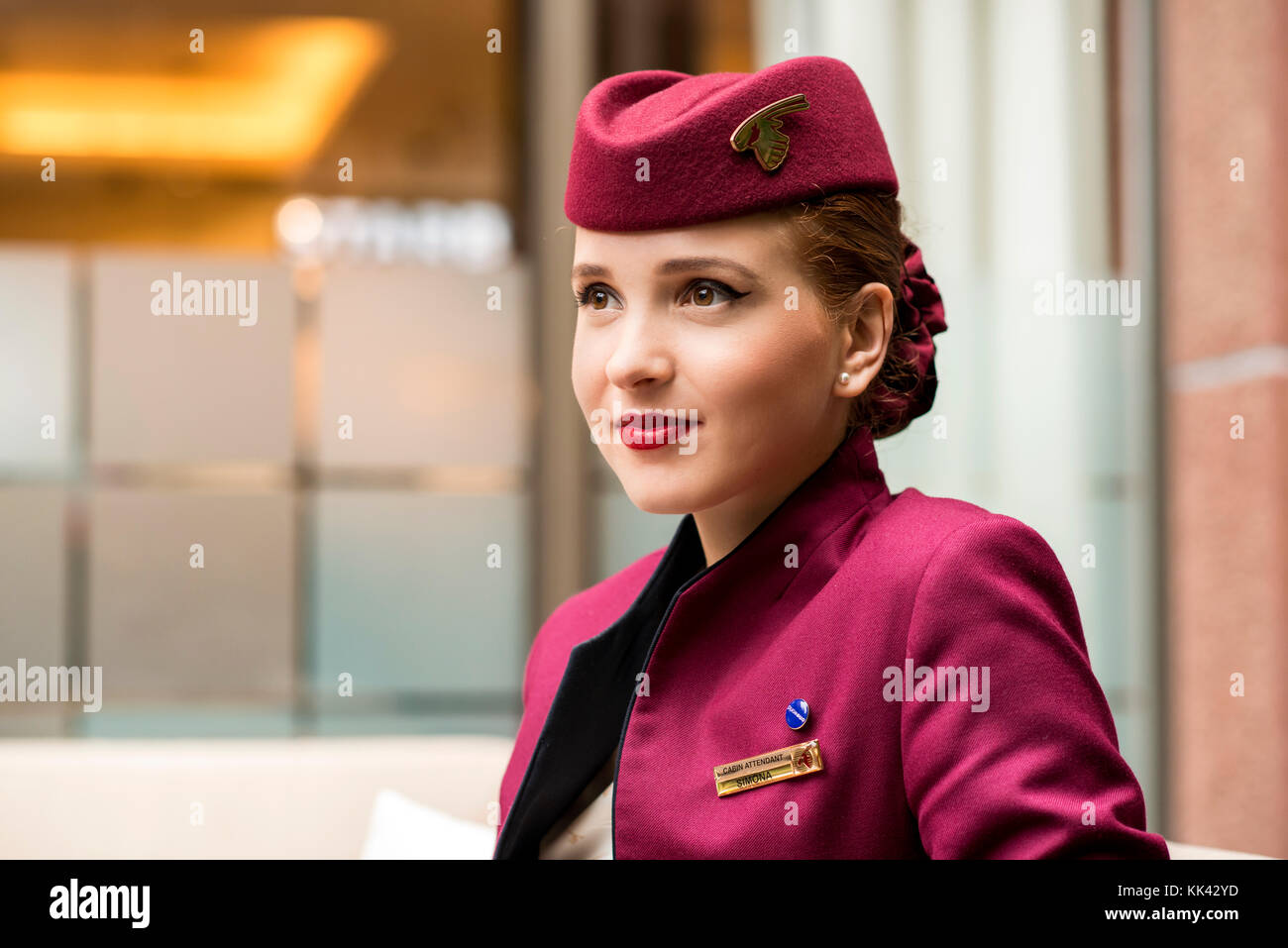 Les jeunes femmes travaillant comme attrayant pour l'équipage de cabine sur Qatar Airways escale à Londres. Joli sourire, heureux et à l'attente pour le vol retour à Doha. Banque D'Images