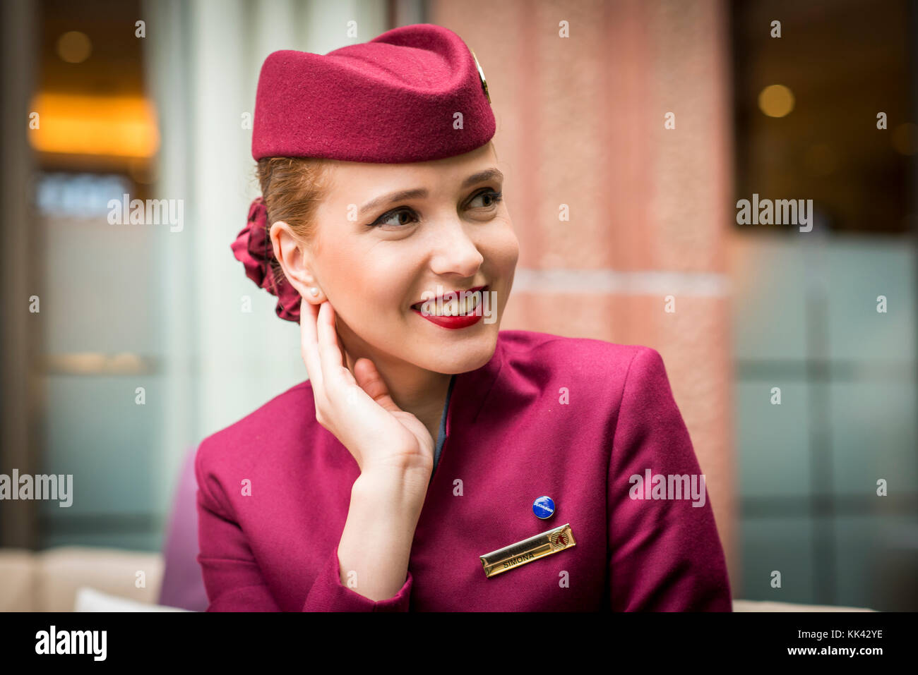 Les jeunes femmes travaillant comme attrayant pour l'équipage de cabine sur Qatar Airways escale à Londres. Joli sourire, heureux et à l'attente pour le vol retour à Doha. Banque D'Images