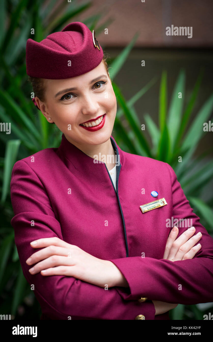 Les jeunes femmes travaillant comme attrayant pour l'équipage de cabine sur Qatar Airways escale à Londres. Joli sourire, heureux et à l'attente pour le vol retour à Doha. Banque D'Images