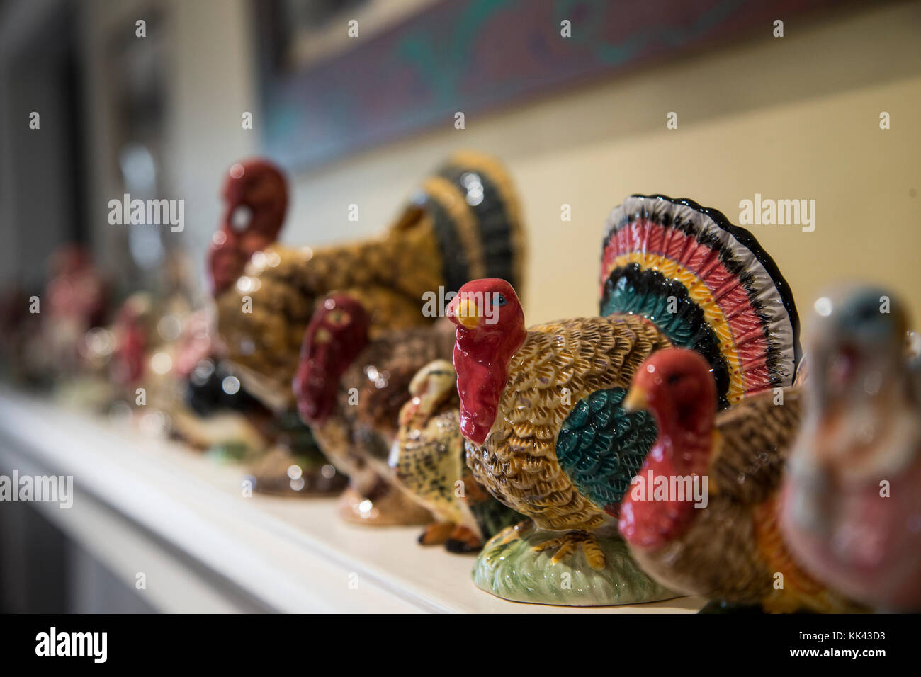 Les dindes en céramique sur un manteau au cours de l'action de grâce Banque D'Images