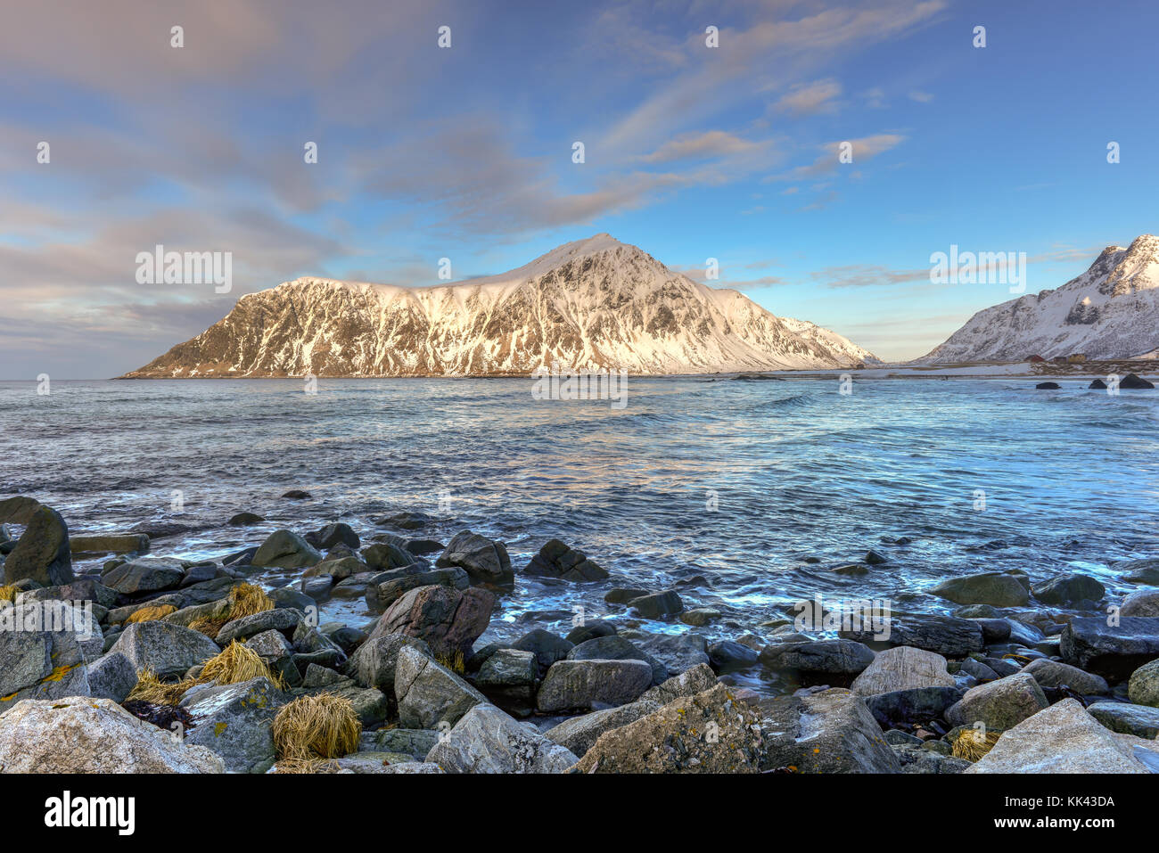 Skagsanden beach dans les îles Lofoten, norvège en hiver. Banque D'Images